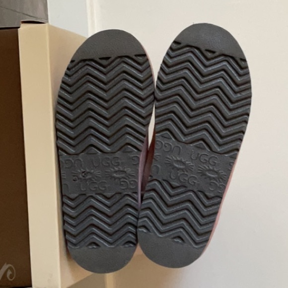 UGG Women's Classic Boots - Picture 6 of 6